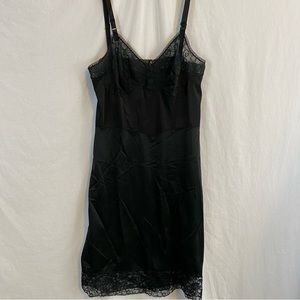 Vintage Warner’s full black Lacy slip. Size 34 short.